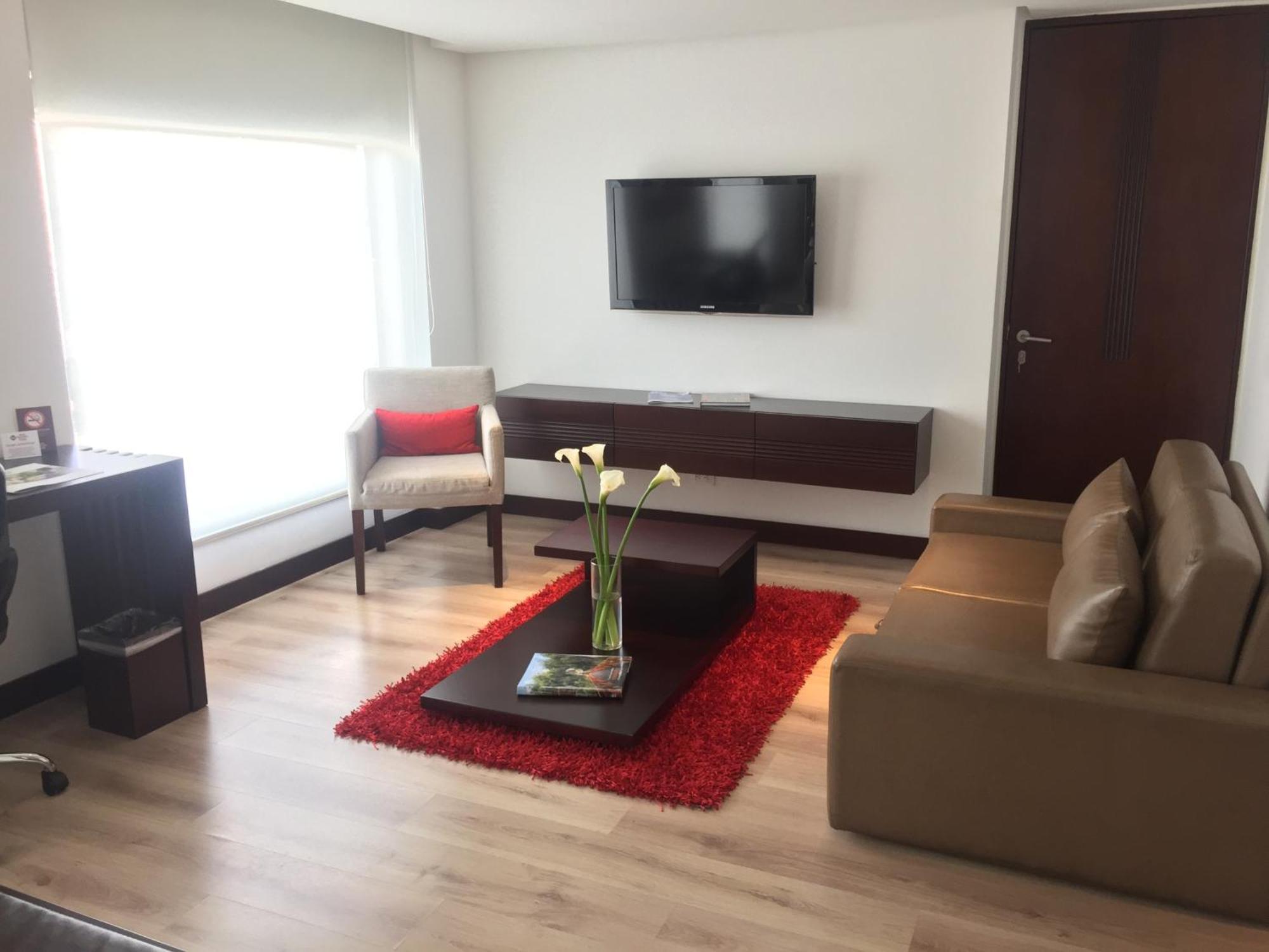 Best Western Plus 93 Park Hotel Bogotá Exteriér fotografie Living room of a suite at the hotel