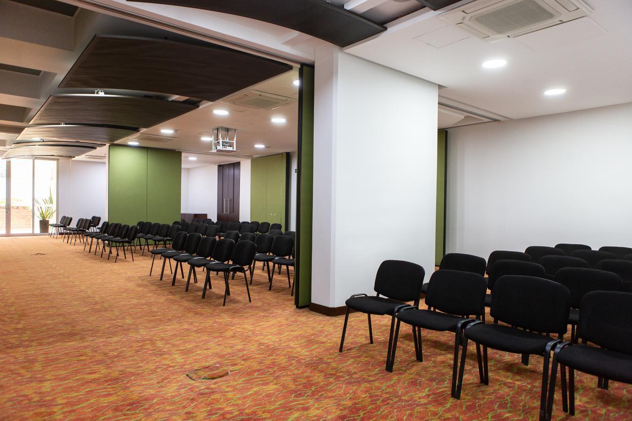 Best Western Plus 93 Park Hotel Bogotá Exteriér fotografie A meeting room at the hotel
